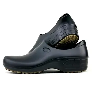 Sticky women's nursing clogs in black, waterproof and slip-resistant